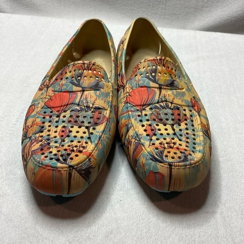 Floafers tan floral size 9